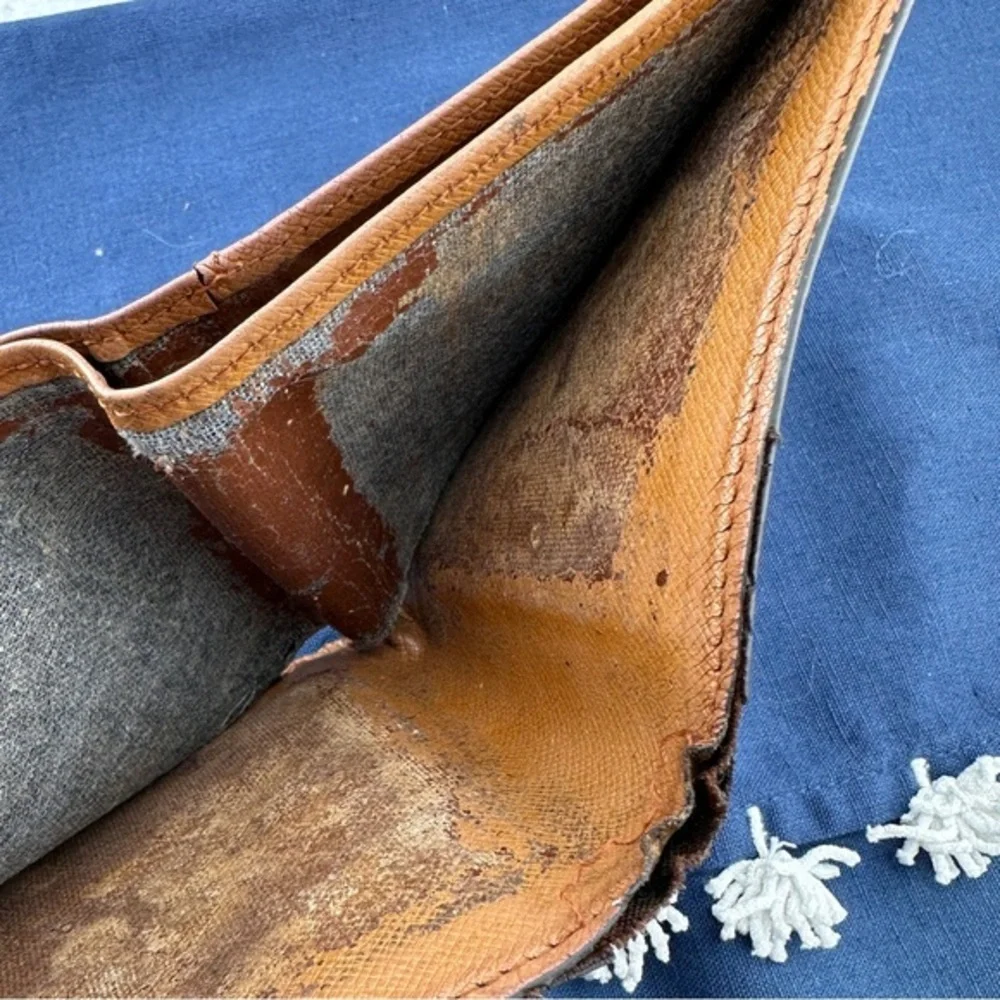 AUTHENTIC Louis Vuitton wallet. Monogram pattern.